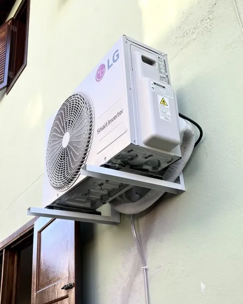 Condensadora LG fixada em suporte na fachada, ao lado de janelas de madeira
