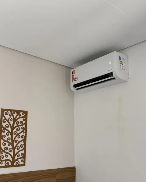 Split instalado no canto de um quarto, próximo ao teto